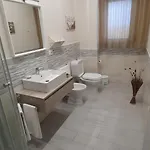 Tony & Doris Giardini Naxos