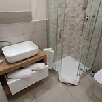 Tony & Doris Giardini Naxos