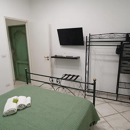 Tony & Doris Daire Giardini Naxos